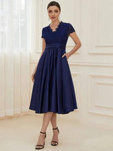 Lade das Bild in den Galerie-Viewer, Blau Kurz Arm Kleid mit eleganten Spitzen Oberteil &amp; Satin Rock