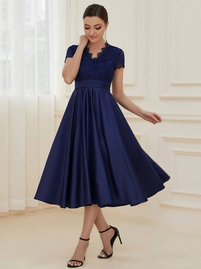 Blau Kurz Arm Kleid mit eleganten Spitzen Oberteil & Satin Rock