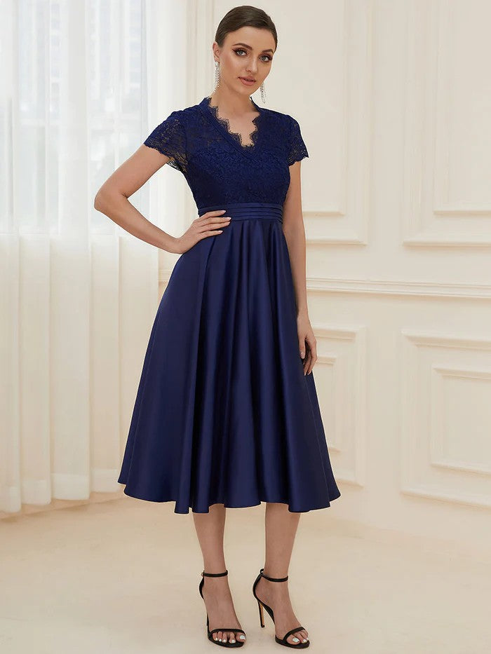 Blau Kurz Arm Kleid mit eleganten Spitzen Oberteil & Satin Rock