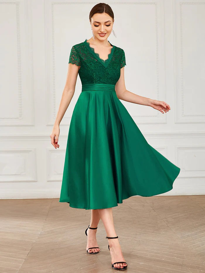 Grün Kurz Arm Kleid mit eleganten Spitzen Oberteil & Satin Rock