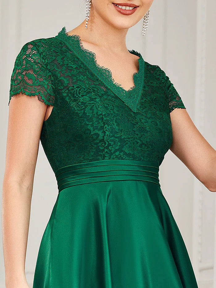 Grün Kurz Arm Kleid mit eleganten Spitzen Oberteil & Satin Rock