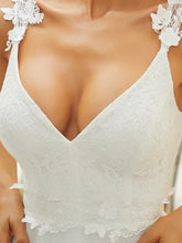 Lade das Bild in den Galerie-Viewer, Sexy Brautkleid mit tiefen V-Ausschnitt in Creme Weiß