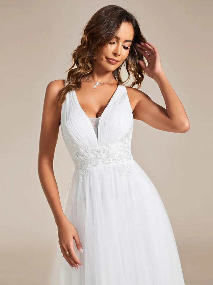 Rückenfreies Brautkleid mit schicken verzierten Oberteil weiß