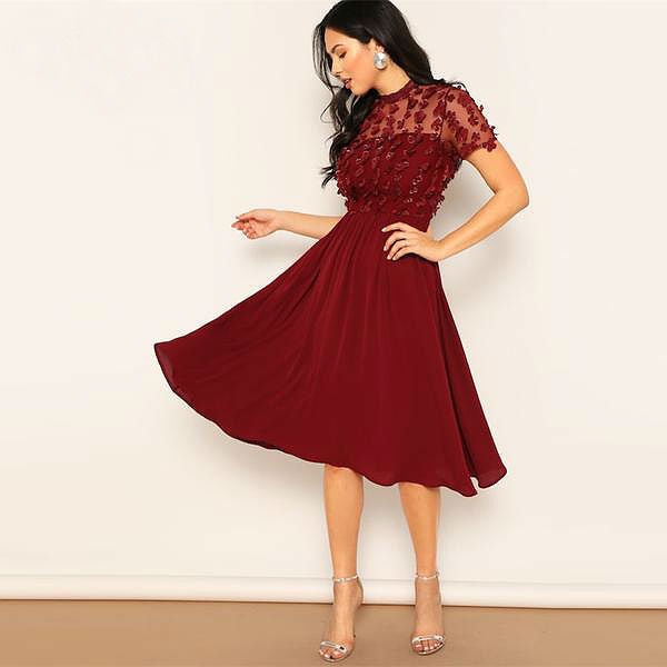 Elegantes Cocktailkleid mit Spitzenoberteil & Blümchen in Burgunder Rot