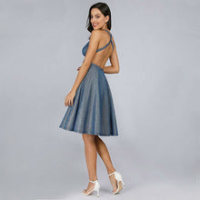Lade das Bild in den Galerie-Viewer, Homecoming Cocktailkleid mit V &amp; Rücken Ausschnitt in Blaumetallic grob-gewebten Stoff