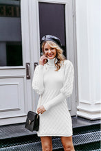 Lade das Bild in den Galerie-Viewer, Winter Strickkleid mit wunderschönen Strickmuster Weiß