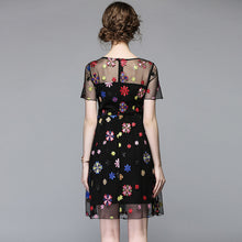 Lade das Bild in den Galerie-Viewer, Schwarzes Abendkleid mit Bunten Blumen Stickereien