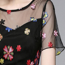 Lade das Bild in den Galerie-Viewer, Schwarzes Abendkleid mit Bunten Blumen Stickereien