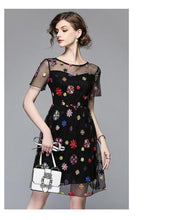 Lade das Bild in den Galerie-Viewer, Schwarzes Abendkleid mit Bunten Blumen Stickereien