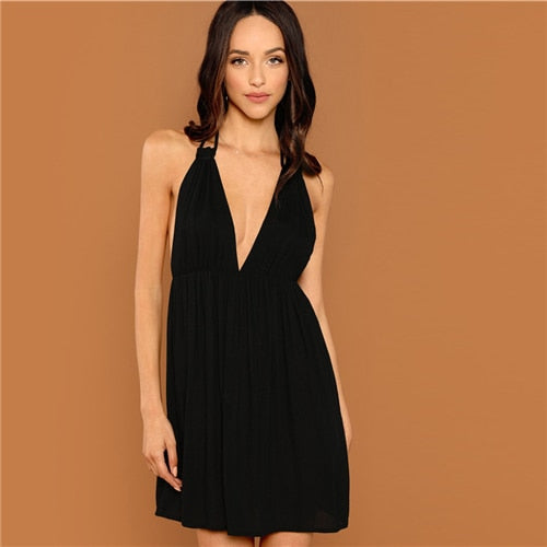 Luftiges Sommer/Strand Kleid Mit Tiefem V-Ausschnitt & Rückenfrei in Schwarz