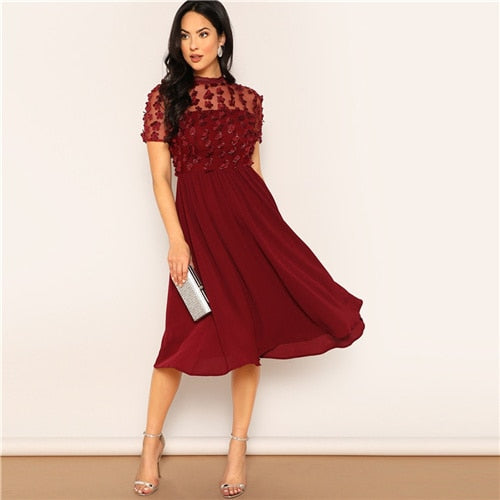 Elegantes Cocktailkleid mit Spitzenoberteil & Blümchen in Burgunder Rot